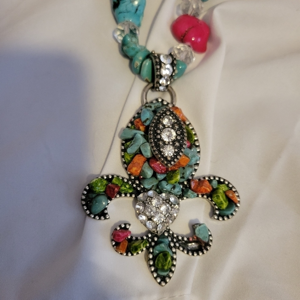 Fleur de lis necklace & earrings - Picture 2 of 5